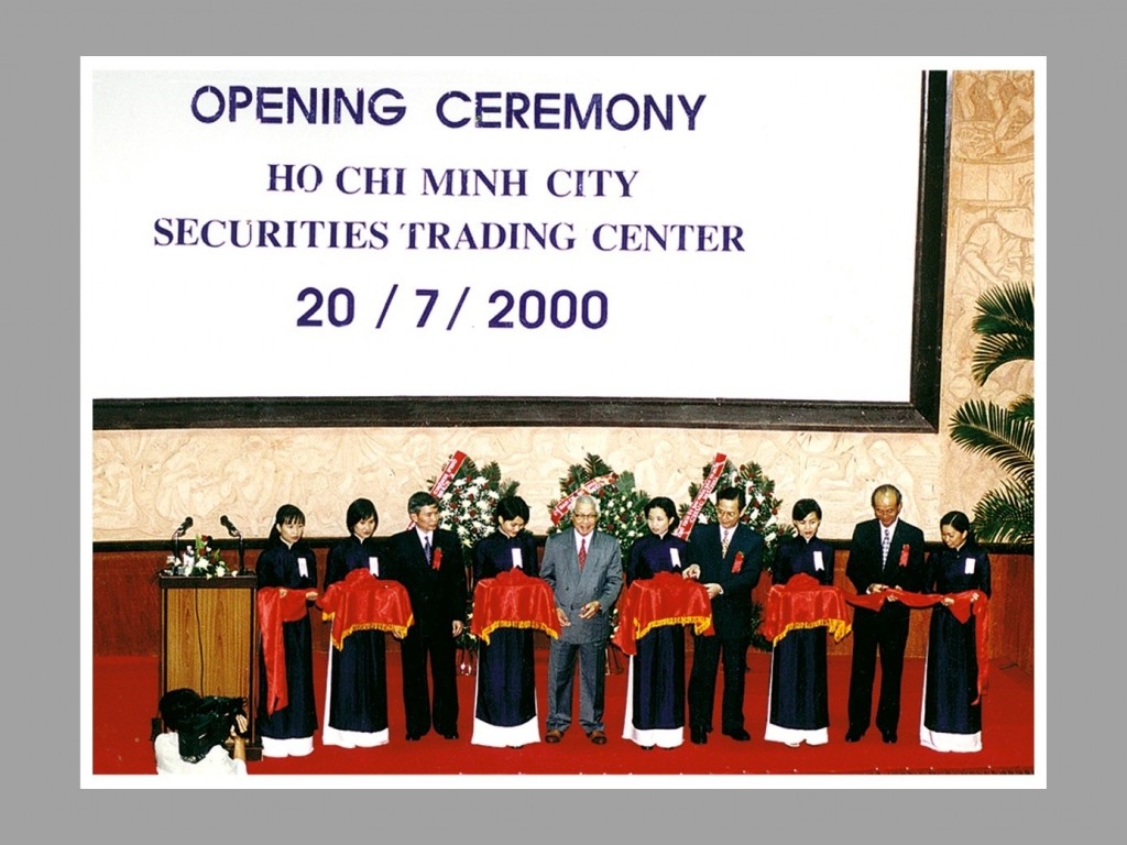 Khai trương Trung tâm Giao dịch chứng khoán Tp. HCM (năm 2000) Khai trương Trung tâm Giao dịch chứng khoán Tp. HCM (năm 2000)