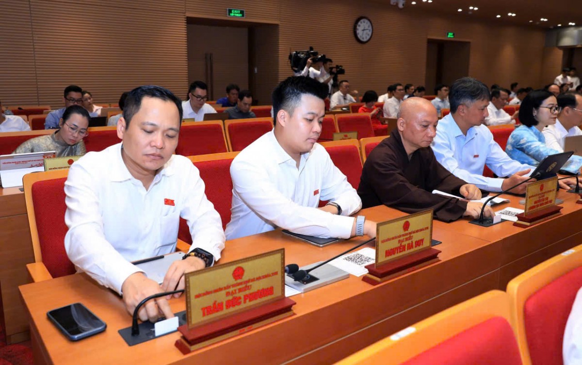 Các đại biểu HĐND TP. Hà Nội biểu quyết thông quan nghị quyết. Ảnh: VGP