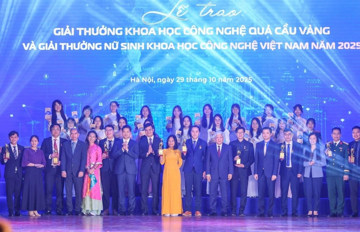Ban tổ chức trao giải thưởng Quả cầu vàng 2025.