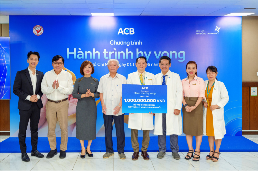 ACB đồng hành cùng bệnh nhi khó khăn trong chương trình “Hành trình Hy vọng”