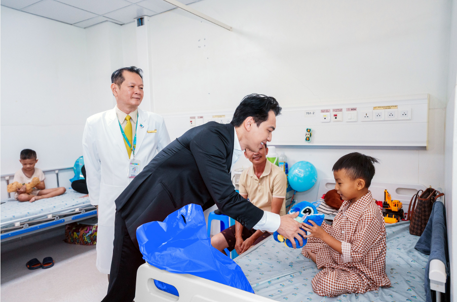 ACB đồng hành cùng bệnh nhi khó khăn trong chương trình “Hành trình Hy vọng”