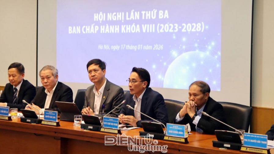 GS. TS. Chử Đức Trình (thứ tư từ trái sang), Hiệu trưởng Trường Đại học Công nghệ, Đại học Quốc gia Hà Nội, Phó chủ tịch Hội Vô tuyến - Điện tử Việt Nam nêu ý kiến