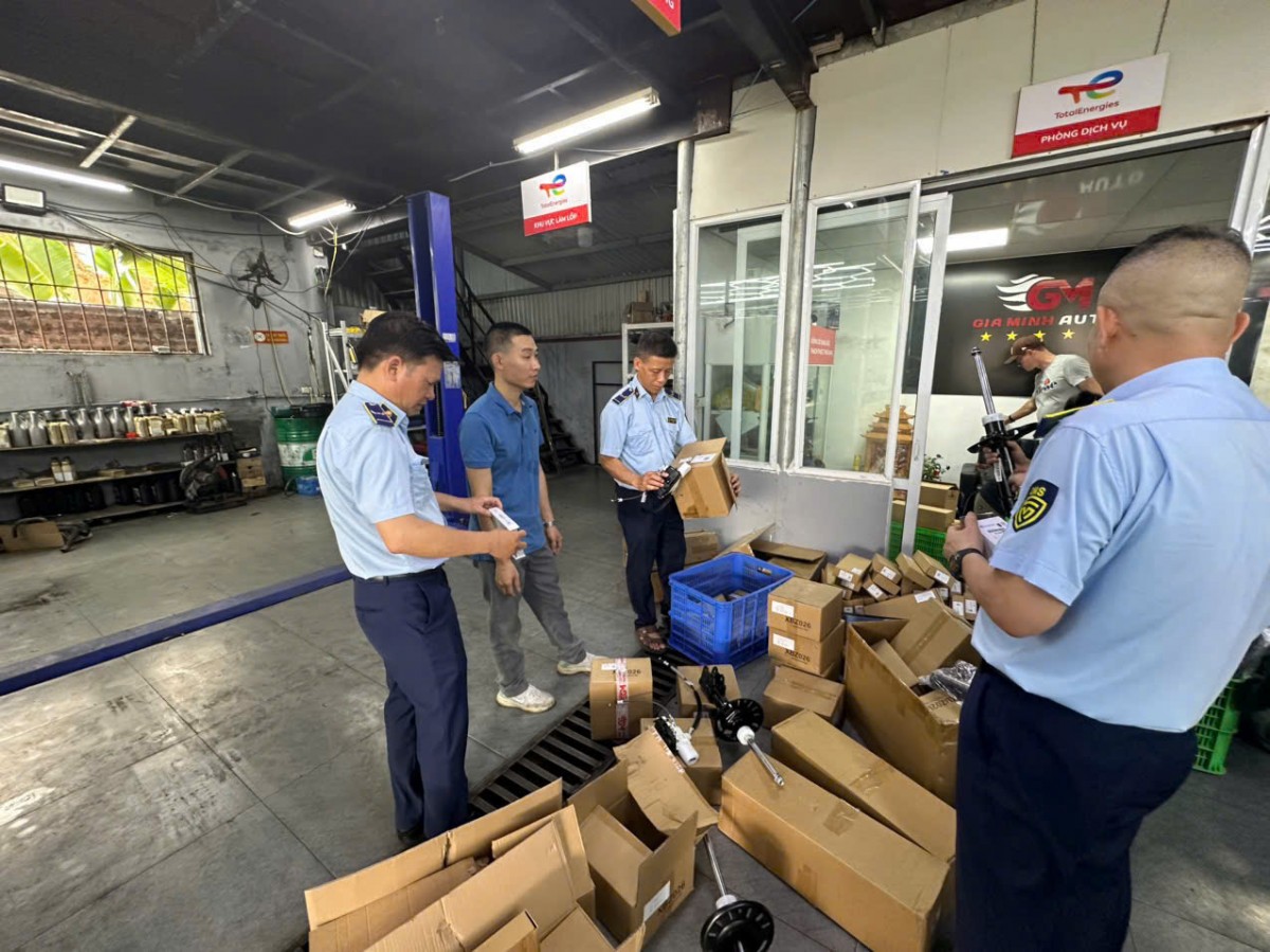 (Đội Quản lý thị trường số 1 kiểm tra, phát hiện tại cơ sở kinh doanh 835 sản phẩm có dấu hiệu giả mạo nhãn hiệu PEUGEOT cùng hình ảnh đang được bảo hộ tại Việt Nam)