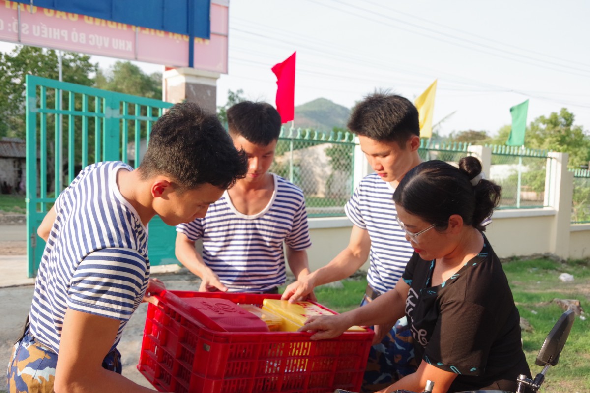 Khánh Hòa: Người dân Bác Ái nấu cơm tiếp sức bộ đội Hải quân làm nhiệm vụ