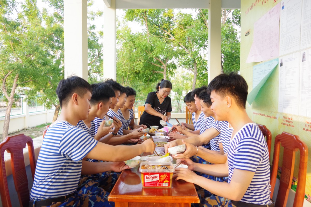 Khánh Hòa: Người dân Bác Ái nấu cơm tiếp sức bộ đội Hải quân làm nhiệm vụ