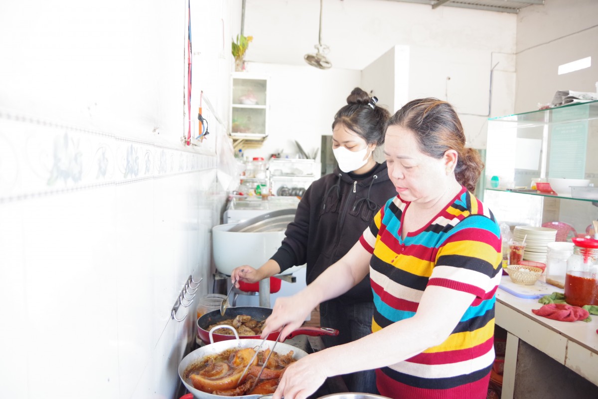 Khánh Hòa: Người dân Bác Ái nấu cơm tiếp sức bộ đội Hải quân làm nhiệm vụ