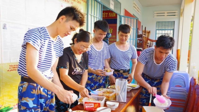 Khánh Hòa: Người dân Bác Ái nấu cơm tiếp sức bộ đội Hải quân làm nhiệm vụ
