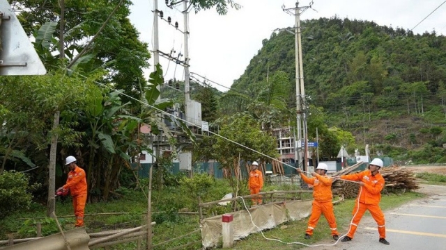 EVN lãi kỷ lục nhờ bốn lần tăng giá điện và yêu cầu minh bạch chi phí