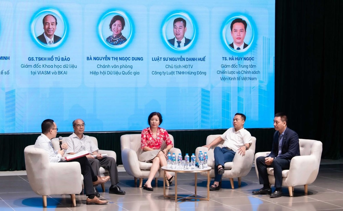 Phiên tọa đàm Dữ liệu và AI trong phát triển kinh tế Việt Nam với sự tham gia của GS. TSKH Hồ Tú Bảo, bà Nguyễn Thị Ngọc Dung, luật sư Nguyễn Danh Huế và TS Hà Huy Ngọc. Phiên tọa đàm Dữ liệu và AI trong phát triển kinh tế Việt Nam với sự tham gia của GS. TSKH Hồ Tú Bảo, bà Nguyễn Thị Ngọc Dung, luật sư Nguyễn Danh Huế và TS Hà Huy Ngọc.