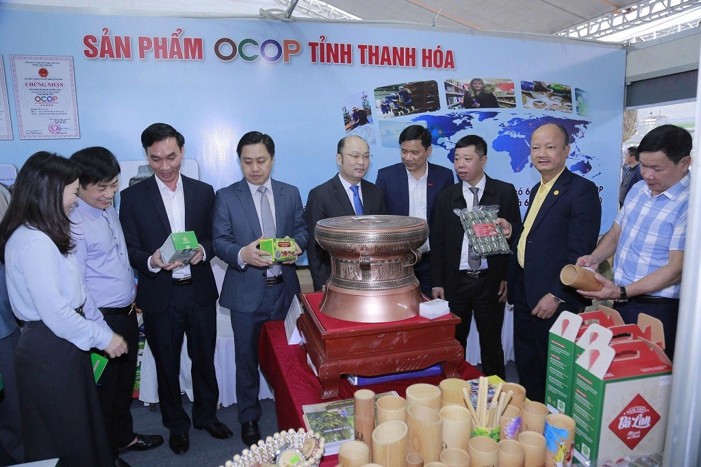 Các chủ thể OCOP Thanh Hóa giới thiệu sản phẩm tại một sự kiện xúc tiến thương mại, mở rộng cơ hội tiếp cận hệ thống phân phối hiện đại và người tiêu dùng trên cả nước Các chủ thể OCOP Thanh Hóa giới thiệu sản phẩm tại một sự kiện xúc tiến thương mại, mở rộng cơ hội tiếp cận hệ thống phân phối hiện đại và người tiêu dùng trên cả nước