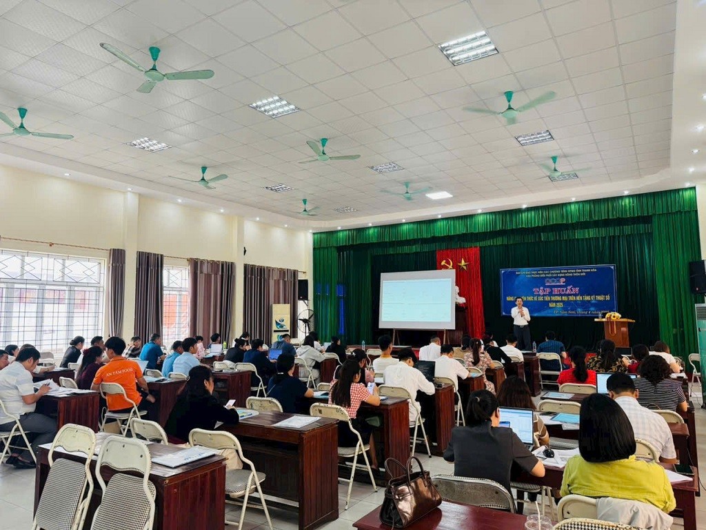Thanh Hóa tổ chức các lớp đào tạo về thương mại điện tử và kỹ năng bán hàng trực tuyến, giúp các chủ thể OCOP chủ động mở rộng thị trường tiêu thụ sản phẩm. Thanh Hóa tổ chức các lớp đào tạo về thương mại điện tử và kỹ năng bán hàng trực tuyến, giúp các chủ thể OCOP chủ động mở rộng thị trường tiêu thụ sản phẩm.