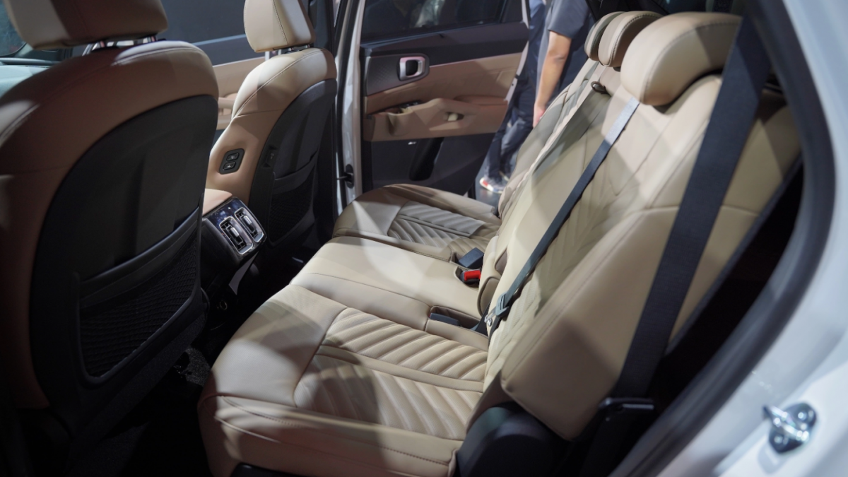 Thiết kế hàng ghế sau của Kia Sorento Hybrid 2026. Ảnh: Thành Nhạn Thiết kế hàng ghế sau của Kia Sorento Hybrid 2026. Ảnh: Thành Nhạn