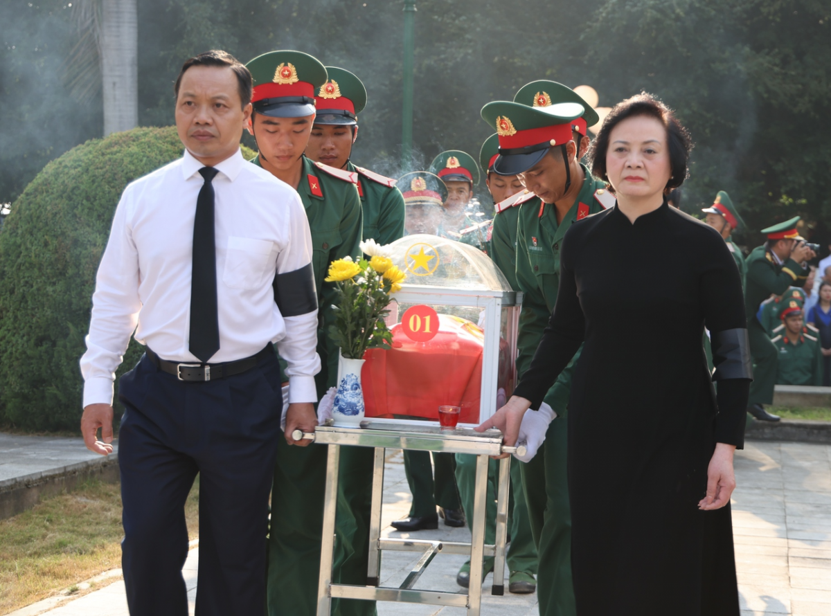 Phó Thủ tướng Phạm Thị Thanh Trà và Bí thư Tỉnh ủy Điện Biên Trần Tiến Dũng di chuyển hài cốt liệt sĩ ra nơi an táng. (Ảnh: chinhphu.vn)