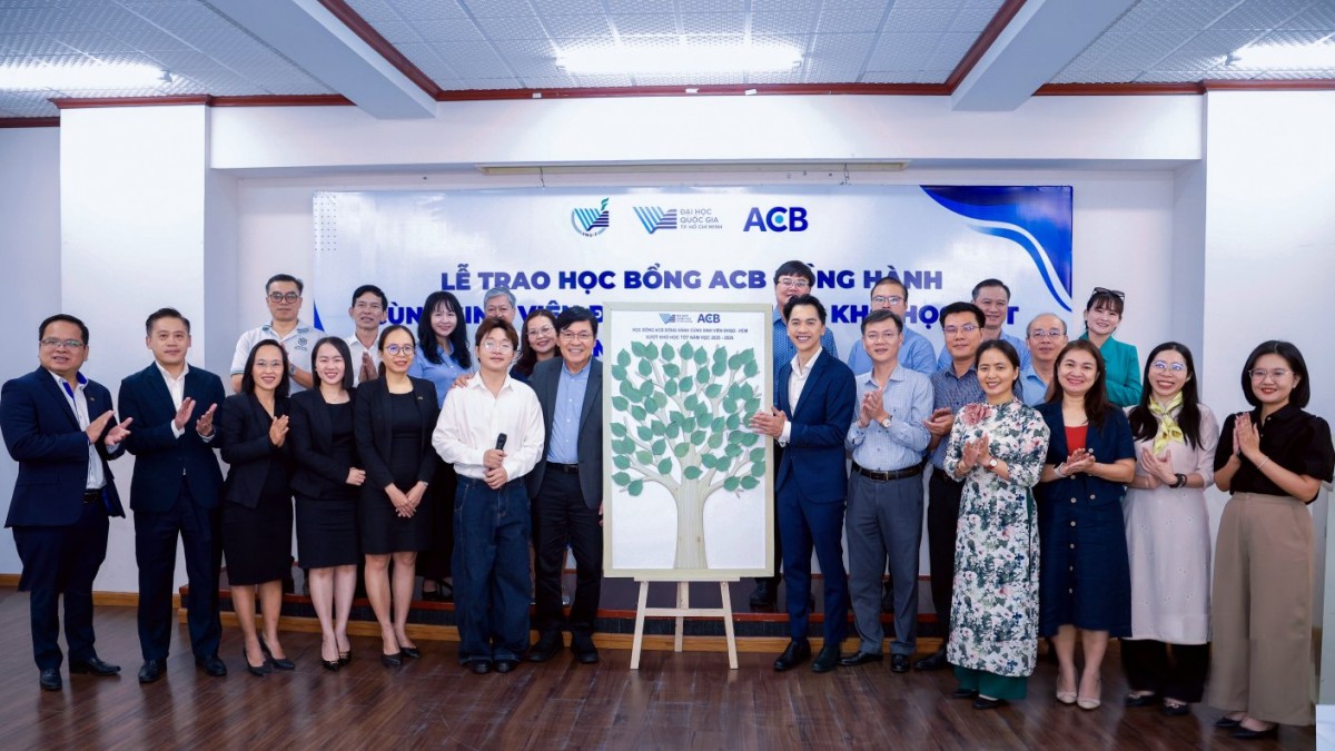 ACB trao 100 suất học bổng, tiếp sức sinh viên vượt khó tại Đại học Quốc gia-TP. HCM