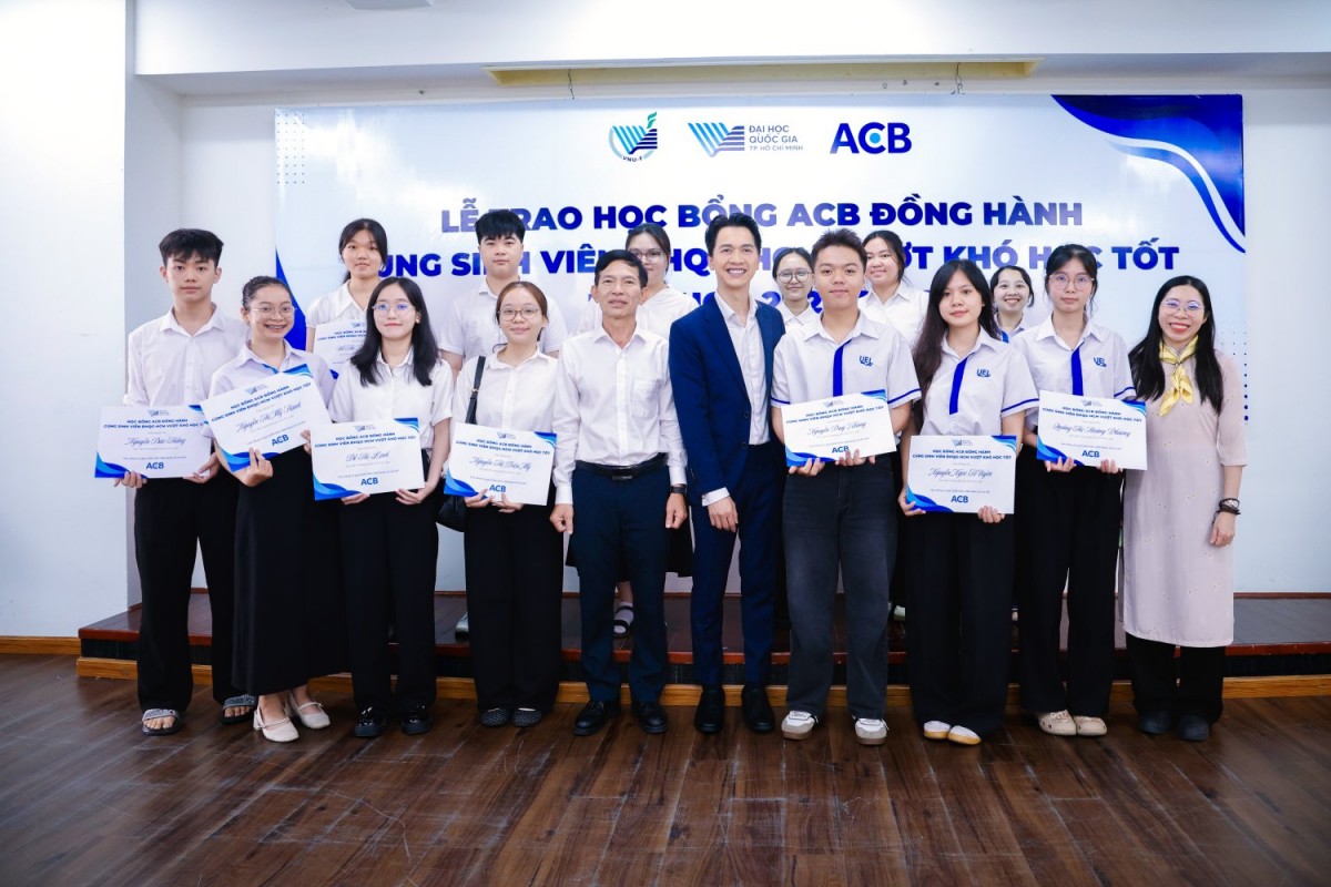 ACB trao 100 suất học bổng, tiếp sức sinh viên vượt khó tại Đại học Quốc gia-TP. HCM