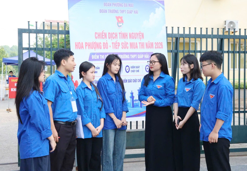 Đại diện Tỉnh đoàn trò chuyện cùng đoàn viên, thanh niên tình nguyện tại điểm thi Trường Trung học phổ thông Giáp Hải (phường Đa Mai).