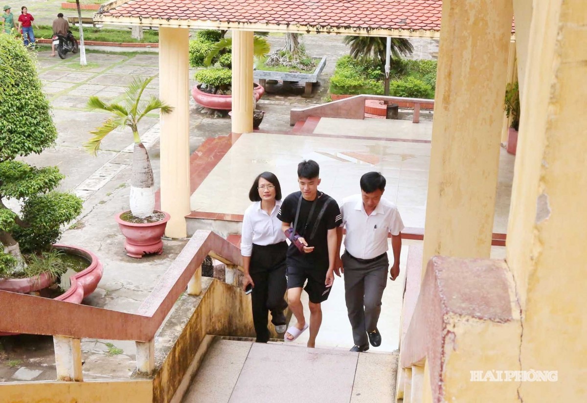 Thí sinh gãy tay được cán bộ tại điểm thi Trường THPT Lý Thái Tổ hỗ trợ đến phòng thi. Thí sinh gãy tay được cán bộ tại điểm thi Trường THPT Lý Thái Tổ hỗ trợ đến phòng thi.