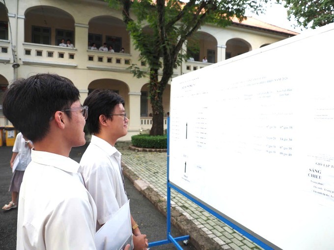 Thí sinh xem sơ đồ phòng thi tại điểm thi THPT chuyên Lê Hồng Phong. Thí sinh xem sơ đồ phòng thi tại điểm thi THPT chuyên Lê Hồng Phong.