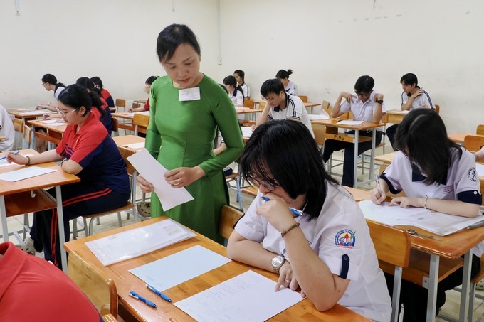 Giám thị kiểm tra thông tin, hướng dẫn thí sinh hoàn tất thủ tục trước giờ phát đề môn Ngữ văn tại điểm thi Trường THPT Bùi Thị Xuân, phường Bến Thành, TPHCM sáng 11-06, ngày đầu tiên của kỳ thi tốt nghiệp THPT năm 2026. Giám thị kiểm tra thông tin, hướng dẫn thí sinh hoàn tất thủ tục trước giờ phát đề môn Ngữ văn tại điểm thi Trường THPT Bùi Thị Xuân, phường Bến Thành, TPHCM sáng 11-06, ngày đầu tiên của kỳ thi tốt nghiệp THPT năm 2026.