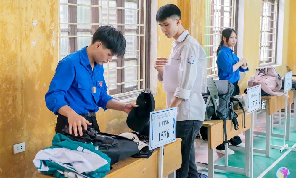 Đoàn viên, thanh niên hỗ trợ thí sinh bảo quản đồ dùng cá nhân tại điểm thi Trường Trung học phổ thông Quế Võ số 2 (phường Đào Viên).