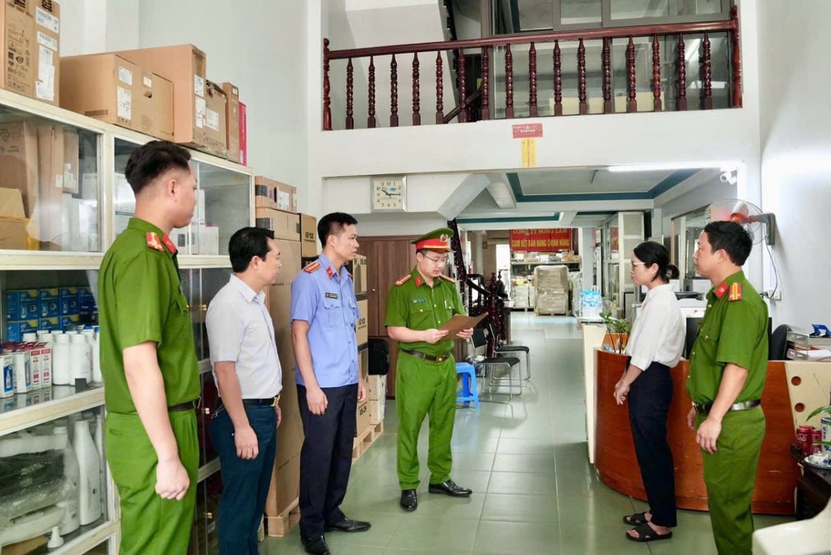 Cơ quan Cảnh sát điều tra đọc lệnh khám xét khẩn cấp nơi ở và nơi làm việc của Nguyễn Thị Thanh Huyền, SN 1981, Giám đốc Công ty TNHH Thương mại và Dịch vụ Sông Lam.