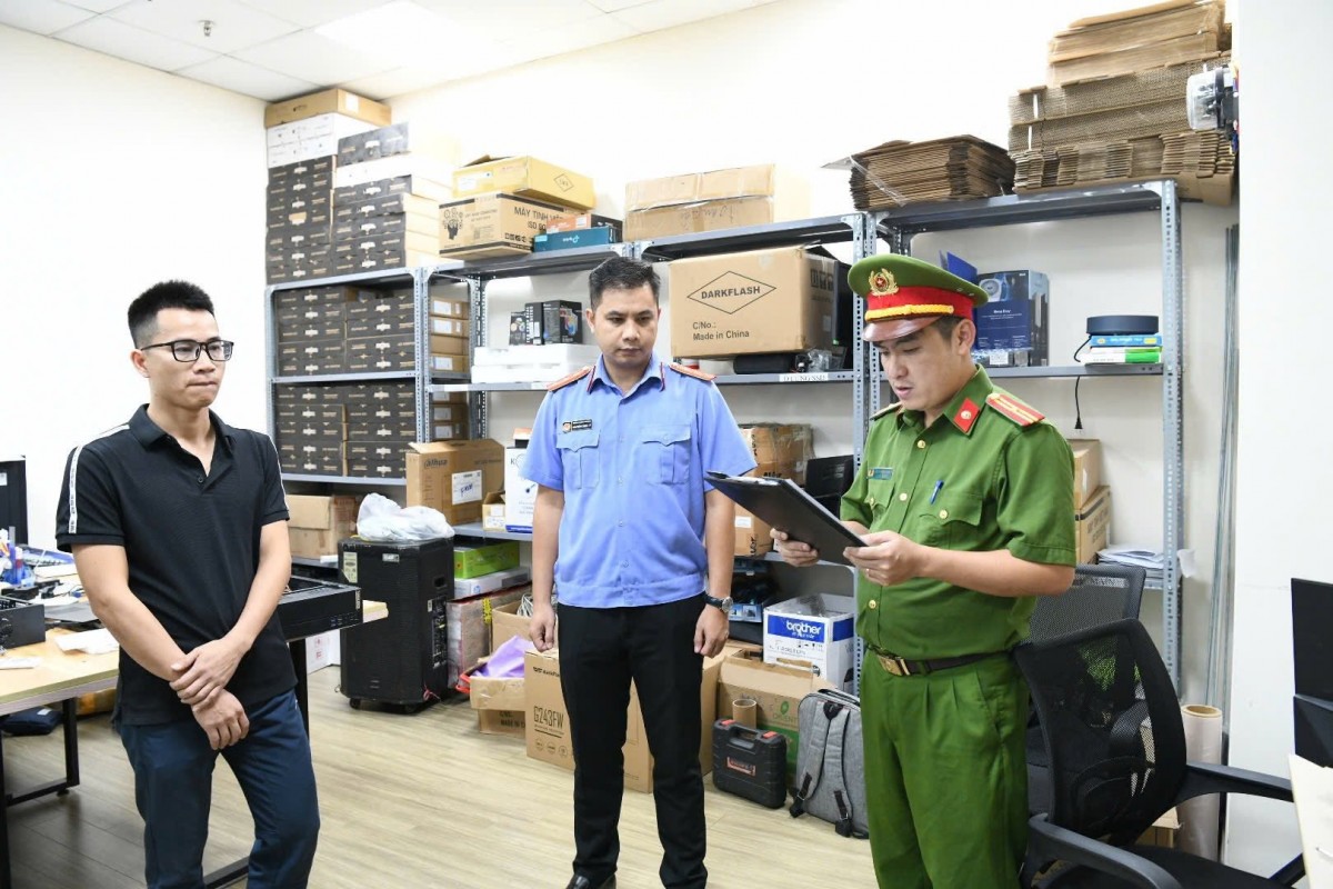 Cơ quan Cảnh sát điều tra Công an tỉnh Phú Thọ thi hành lệnh khám xét khẩn cấp nơi làm việc đối với Khuất Tiến Minh, sinh năm 1990, là Giám đốc Công ty TNHH MTV giải pháp công nghệ Tek- solution tại phường Hà Đông, thành phố Hà Nội.