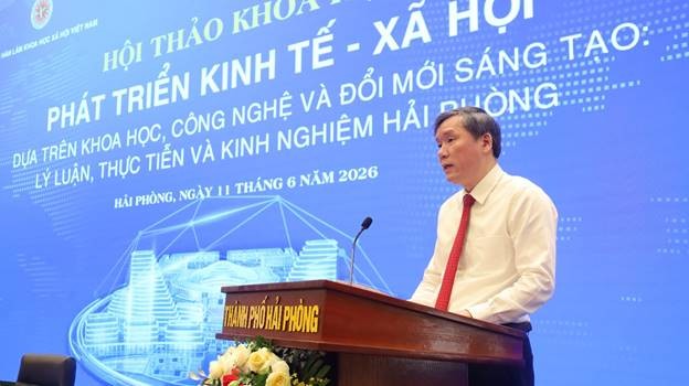 GS.TS. Lê Văn Lợi, Ủy viên Ban Chấp hành Trung ương Đảng, Chủ tịch Viện Hàn lâm Khoa học xã hội Việt Nam, Phó Trưởng Ban Chính sách, Chiến lược Trung ương, Phó Chủ tịch Hội đồng Lý luận Trung ương phát biểu đề dẫn tại Hội thảo. GS.TS. Lê Văn Lợi, Ủy viên Ban Chấp hành Trung ương Đảng, Chủ tịch Viện Hàn lâm Khoa học xã hội Việt Nam, Phó Trưởng Ban Chính sách, Chiến lược Trung ương, Phó Chủ tịch Hội đồng Lý luận Trung ương phát biểu đề dẫn tại Hội thảo.