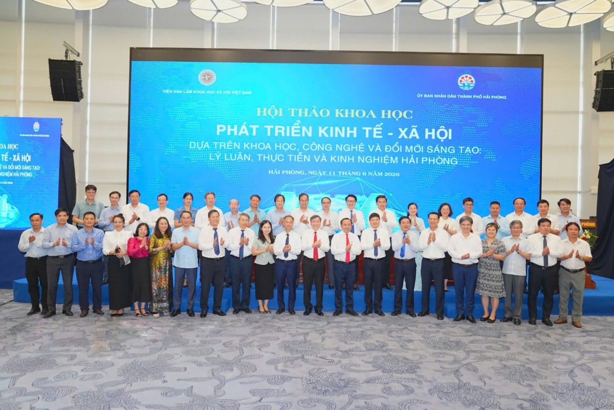 Các đại biểu chụp ảnh lưu niệm tại Hội thảo. Các đại biểu chụp ảnh lưu niệm tại Hội thảo.