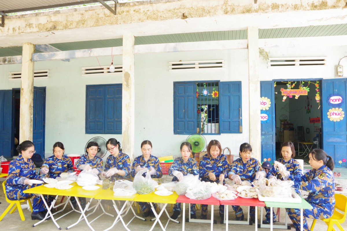 Những ngôi nhà nghĩa tình từ tấm lòng người lính Hải quân Những ngôi nhà nghĩa tình từ tấm lòng người lính Hải quân