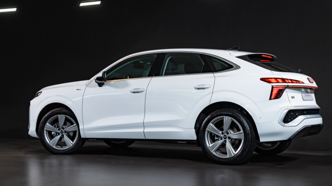 Cả hai phiên bản Audi Q3 2026 đều sử dụng động cơ xăng 4 xi-lanh dung tích 1.4L Cả hai phiên bản Audi Q3 2026 đều sử dụng động cơ xăng 4 xi-lanh dung tích 1.4L