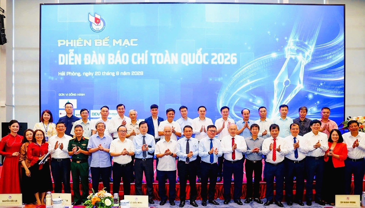 Các đại biểu chụp ảnh tại phiên bế mạc Diễn đàn Báo chí toàn quốc 2026.