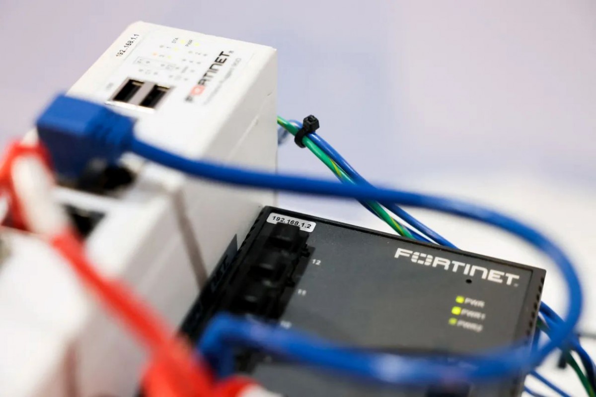 Hàng chục nghìn tường lửa Fortinet bị tin tặc chiếm quyền Hàng chục nghìn tường lửa Fortinet bị tin tặc chiếm quyền