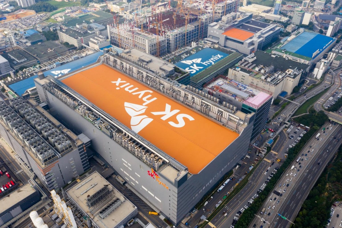 SK Hynix đang nắm trong tay cơ hội lịch sử để chuyển mình từ một nhà sản xuất chip nhớ truyền thống thành doanh nghiệp dẫn dắt cuộc cách mạng bán dẫn thế hệ mới. SK Hynix đang nắm trong tay cơ hội lịch sử để chuyển mình từ một nhà sản xuất chip nhớ truyền thống thành doanh nghiệp dẫn dắt cuộc cách mạng bán dẫn thế hệ mới.