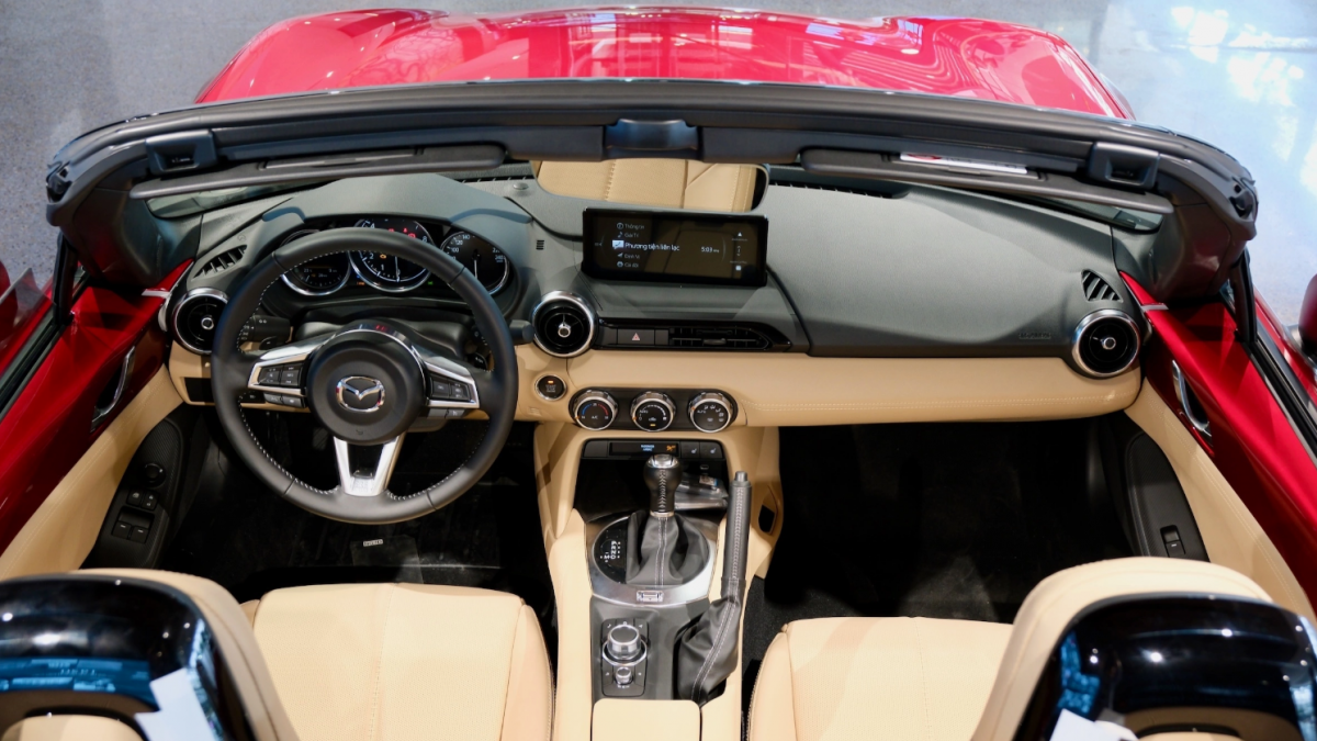 Thiết kế khoang lái của Mazda MX-5. Ảnh: Hồ Tân Thiết kế khoang lái của Mazda MX-5. Ảnh: Hồ Tân