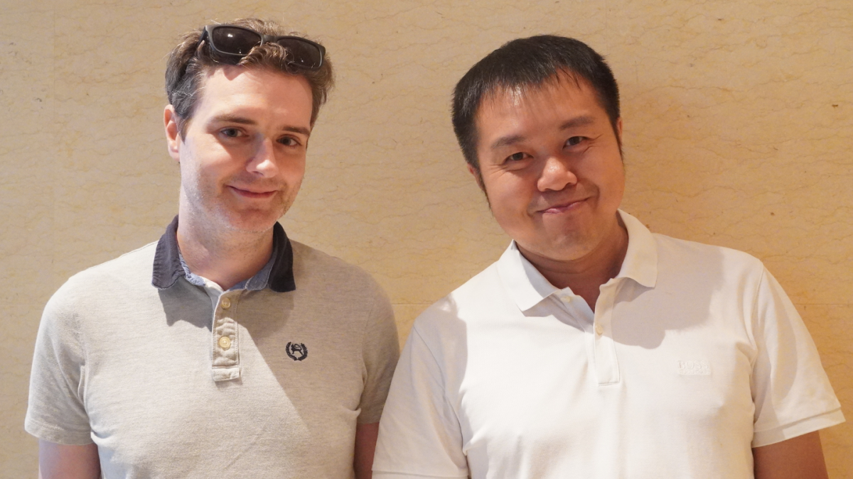 Llion Jones (trái) và David Ha, hai thành viên góp phần tạo ra Sakana Fugu