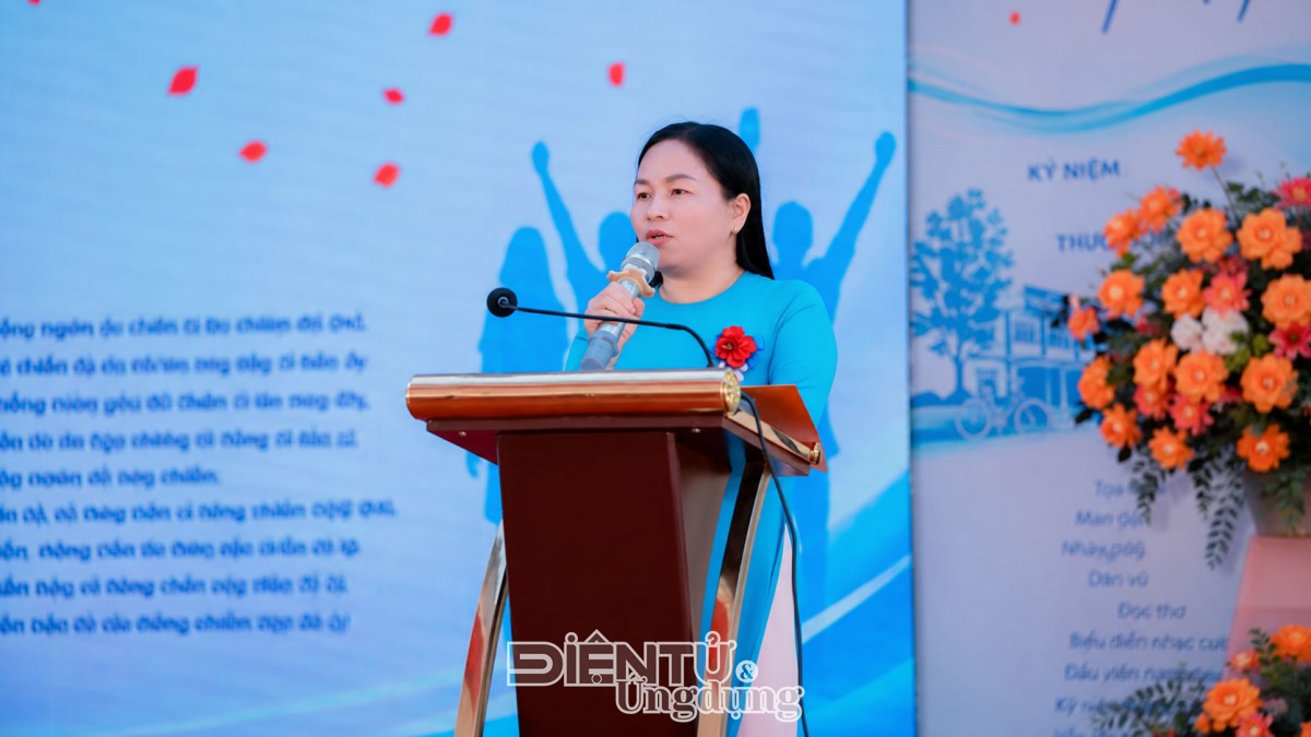 Cô Phan Thị Bích Hằng, đại diện các thầy giáo, cô giáo nhà trường, phát biểu cảm tưởng trong ngày hội khóa 20 năm niên khóa 2003 2006 Trường THPT Trần Hưng Đạo Hưng Yên.