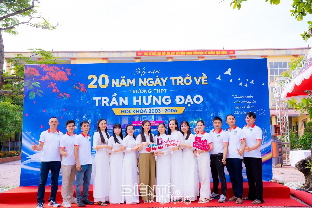 Tập thể Lớp 12D khóa 2003-2006 Trường THPT Trần Hưng Đạo Hưng Yên
