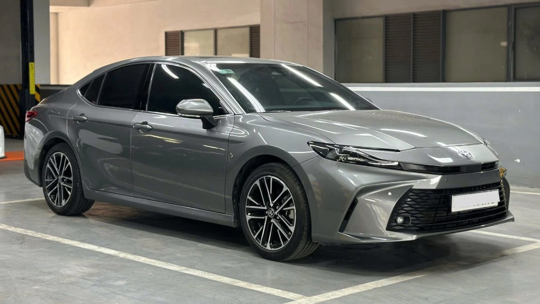 Toyota Camry hiện được phân phối với phiên bản HEV TOP CE