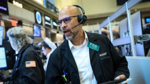 Nasdaq futures lao dốc, làn sóng bán tháo công nghệ phủ khắp toàn cầu