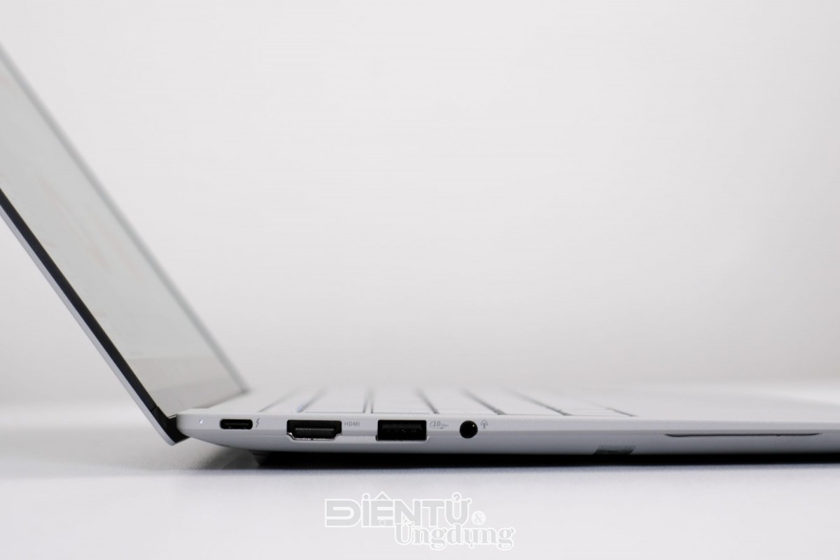 Cận cảnh ExpertBook Ultra