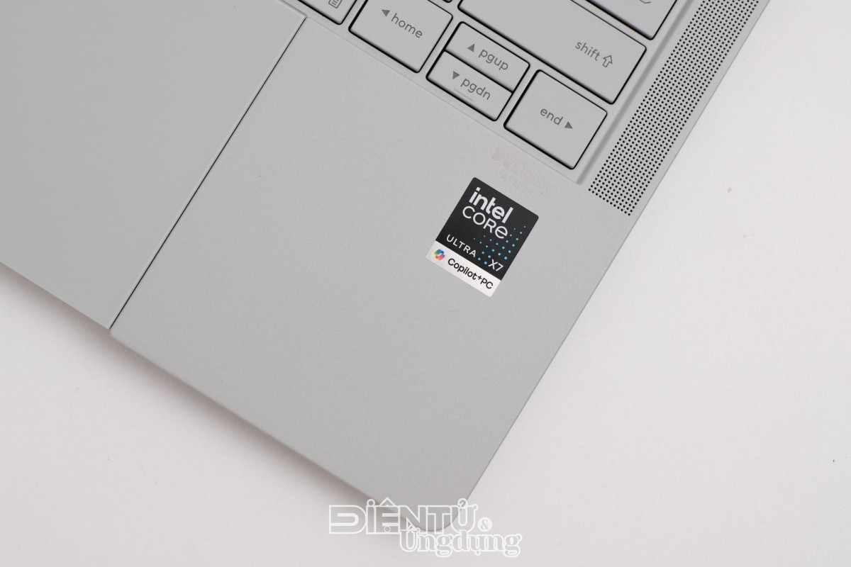 Cận cảnh ExpertBook Ultra
