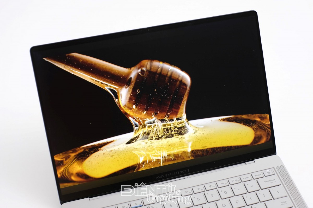 Cận cảnh ExpertBook Ultra