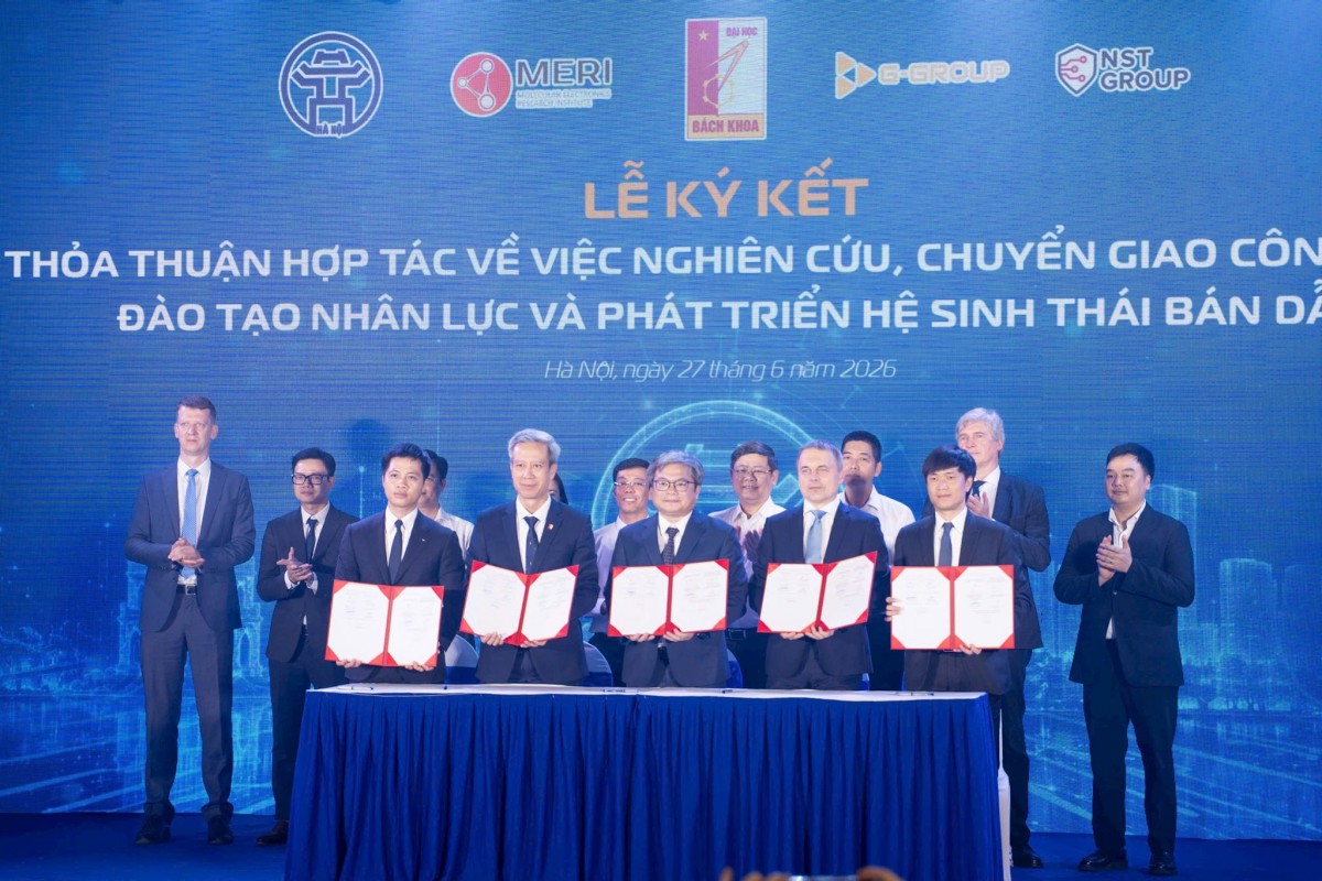  1 / 5  UBND thành phố Hà Nội ký thỏa thuận hợp tác với 5 đơn vị.