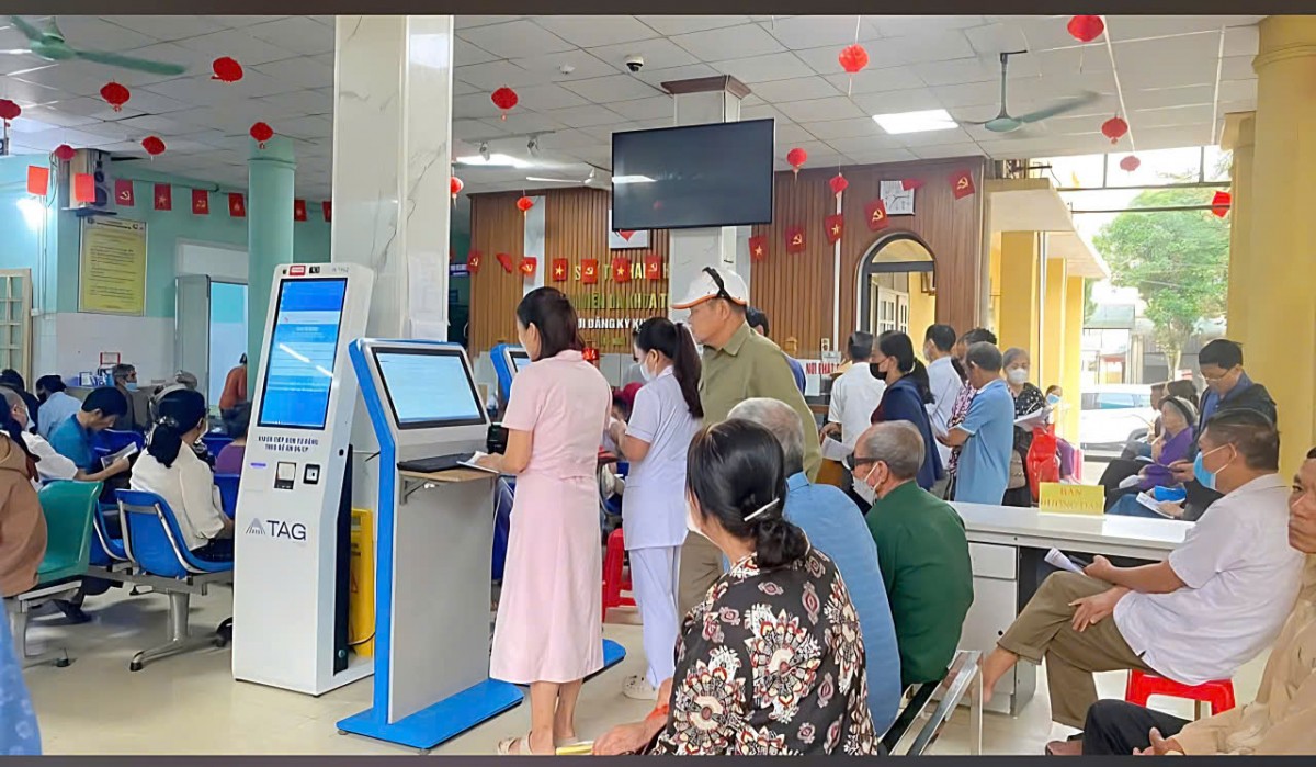 Người dân làm thủ tục khám bệnh tại Bệnh viện Đa khoa Thọ Xuân với quy trình được đơn giản hóa và ứng dụng chuyển đổi số.