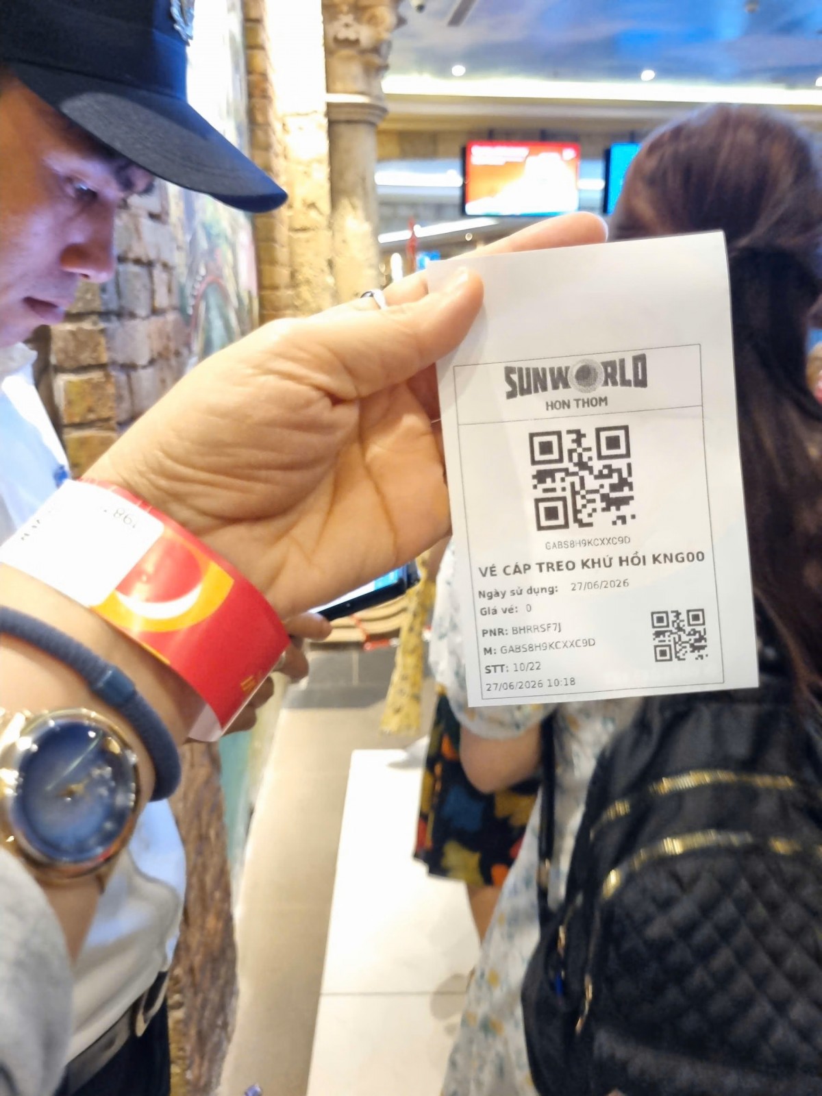 Du khách quét mã QR tại cáp treo Hòn Thơm. 