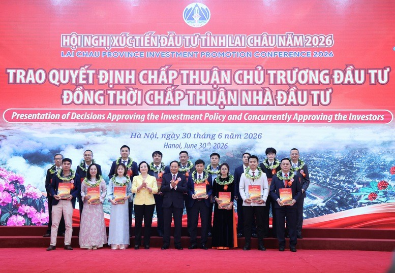 Phó Thủ tướng Phạm Thị Thanh Trà và Bí thư Tỉnh ủy Lai Châu Lê Minh Ngân trao Quyết định chấp thuận chủ trương đầu tư cho các doanh nghiệp, nhà đầu tư.