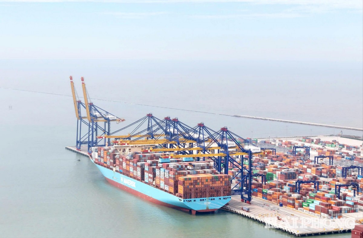 Sáng 23/6, tàu Mazt Maersk trọng tải đến 213.970,8 DWT giảm tải cập bến cảng số 5, 6 (Cảng container quốc tế Hateco Hải Phòng) an toàn. Nguồn ảnh: Báo Hải Phòng