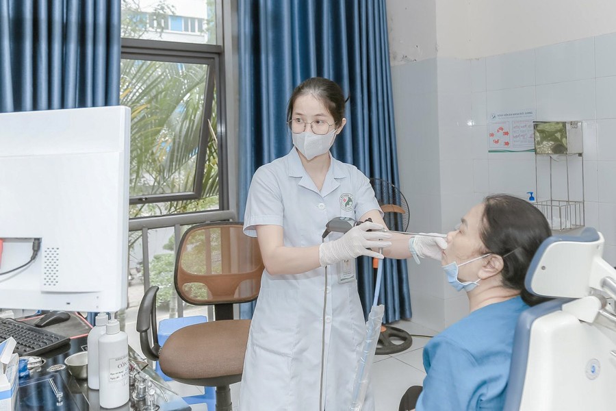 Bác sĩ Bệnh viện Đa khoa Đức Giang khám sức khỏe cho người dân.