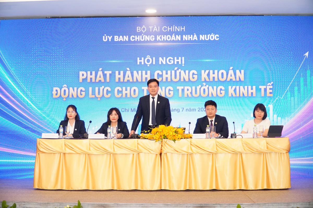 Phó Chủ tịch UBCKNN Hoàng Văn Thu Phó Chủ tịch UBCKNN Hoàng Văn Thu