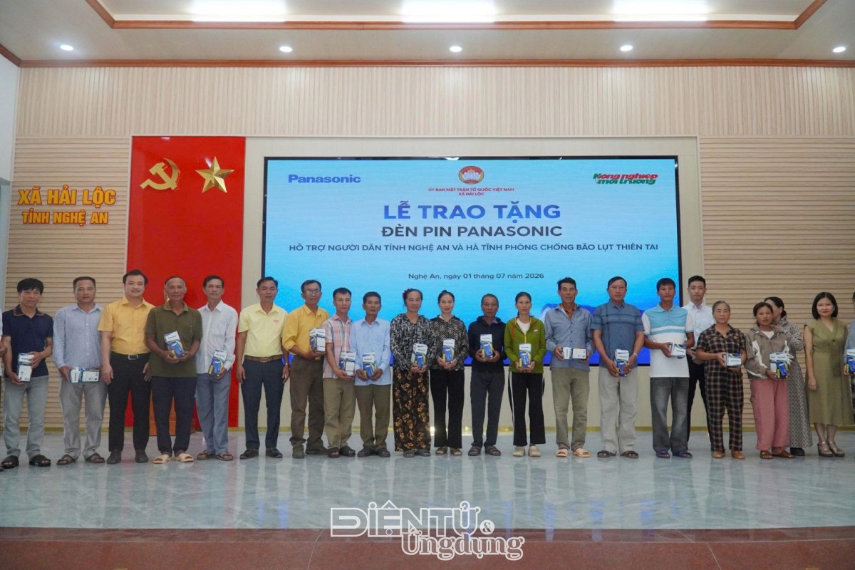 Panasonic trao tặng 1.000 đèn pin cho người dân hai tỉnh Nghệ An và Hà Tĩnh 